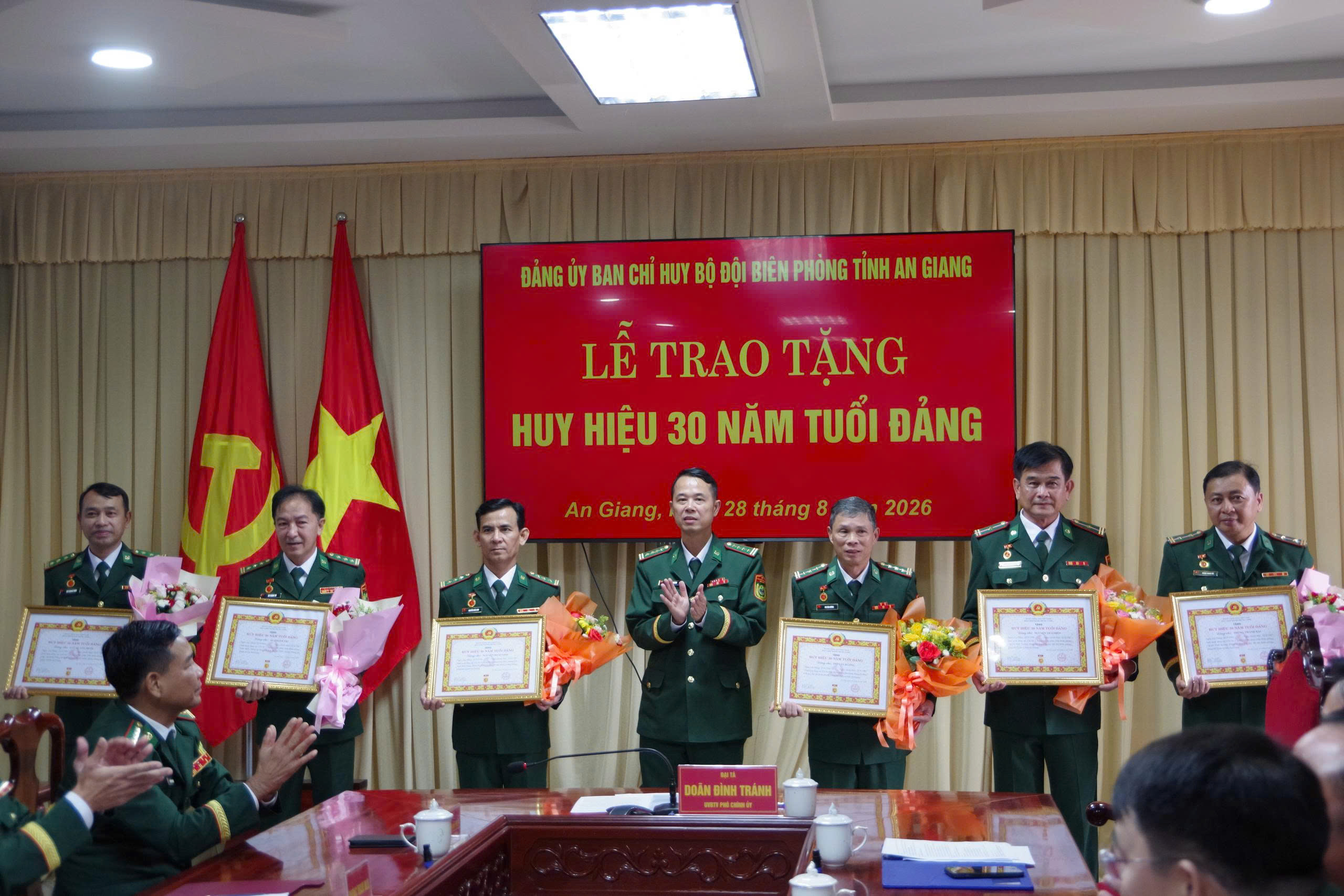 Bộ đội Biên phòng An Giang trao Huy hiệu 30 năm tuổi Đảng cho 12 đảng viên